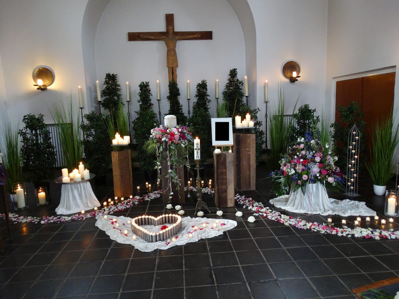 Urnenaufbahrung mit Blumenschmuck in der Trauerhalle am Siegburger Nordfriedhof
